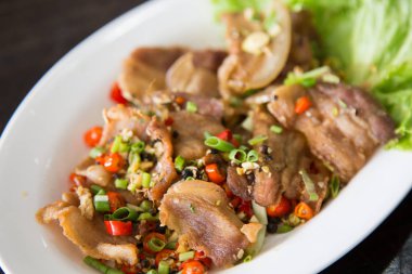 Sarımsak ve Biber Soslu Pişirilen Derin Kızarmış Çıtır Domuz Göbeği Tabağı