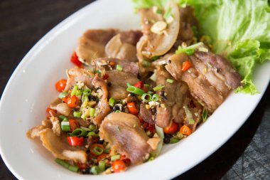 Sarımsak ve Biber Soslu Pişirilen Derin Kızarmış Çıtır Domuz Göbeği Tabağı