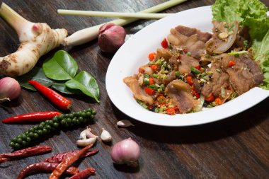 Sarımsak ve Biber Soslu Pişirilen Derin Kızarmış Çıtır Domuz Göbeği Tabağı