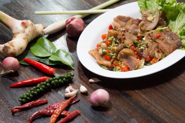 Sarımsak ve Biber Soslu Pişirilen Derin Kızarmış Çıtır Domuz Göbeği Tabağı