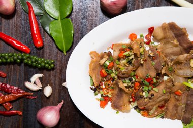 Sarımsak ve Biber Soslu Pişirilen Derin Kızarmış Çıtır Domuz Göbeği Tabağı