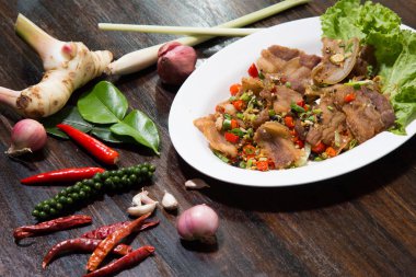 Sarımsak ve Biber Soslu Pişirilen Derin Kızarmış Çıtır Domuz Göbeği Tabağı