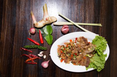 Sarımsak ve Biber Soslu Pişirilen Derin Kızarmış Çıtır Domuz Göbeği Tabağı