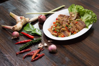 Sarımsak ve Biber Soslu Pişirilen Derin Kızarmış Çıtır Domuz Göbeği Tabağı