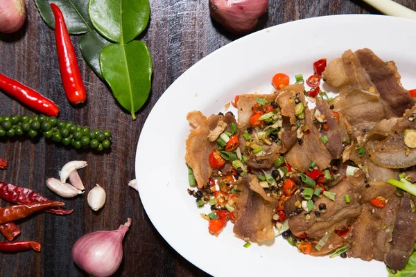 Sarımsak ve Biber Soslu Pişirilen Derin Kızarmış Çıtır Domuz Göbeği Tabağı