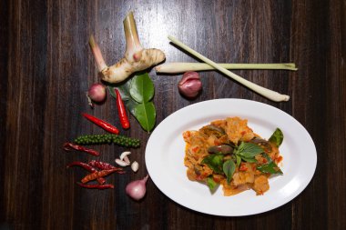 Kırmızı köri ile kızarmış domuz göbeği karıştırın