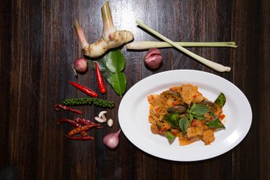 Kırmızı köri ile kızarmış domuz göbeği karıştırın