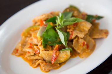 Kırmızı köri ile kızarmış domuz göbeği karıştırın