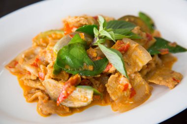 Kırmızı köri ile kızarmış domuz göbeği karıştırın