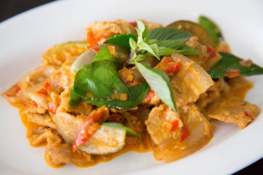 Kırmızı köri ile kızarmış domuz göbeği karıştırın