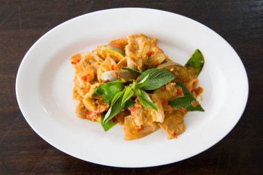 Kırmızı köri ile kızarmış domuz göbeği karıştırın