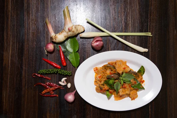 Kırmızı köri ile kızarmış domuz göbeği karıştırın