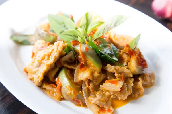 Kırmızı köri ile kızarmış domuz göbeği karıştırın