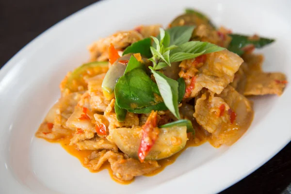 Kırmızı köri ile kızarmış domuz göbeği karıştırın