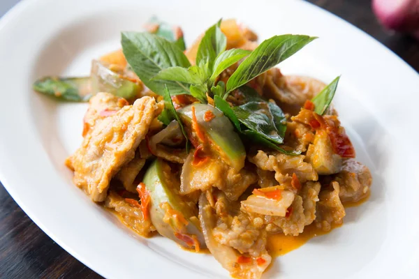 Kırmızı köri ile kızarmış domuz göbeği karıştırın