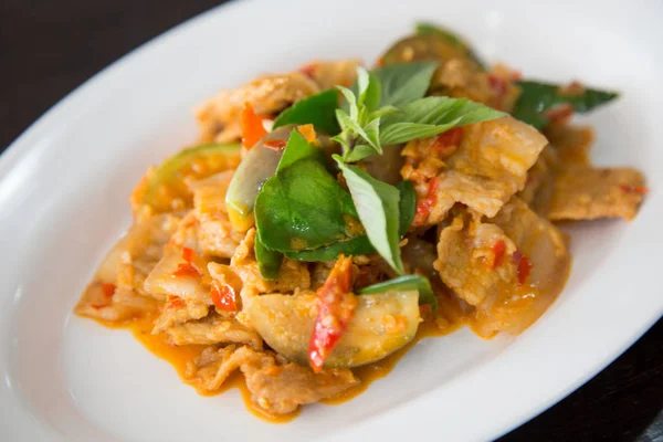 Kırmızı köri ile kızarmış domuz göbeği karıştırın