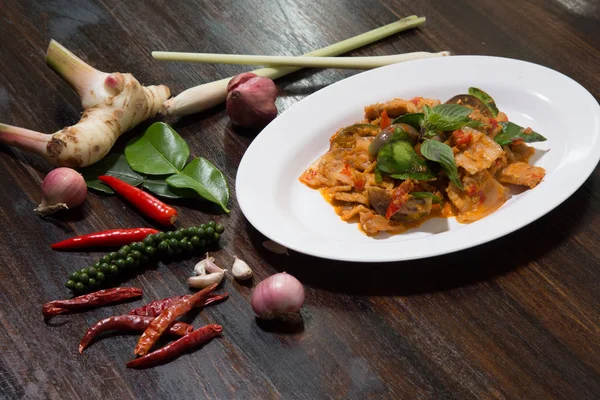 Kırmızı köri ile kızarmış domuz göbeği karıştırın