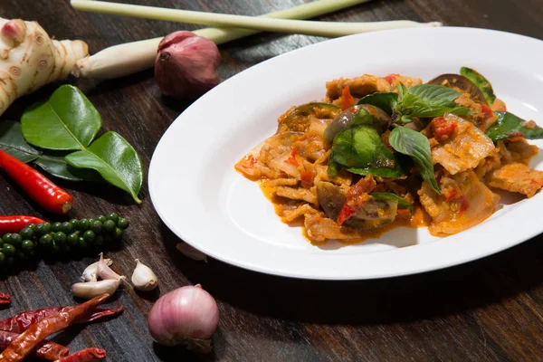 Kırmızı köri ile kızarmış domuz göbeği karıştırın