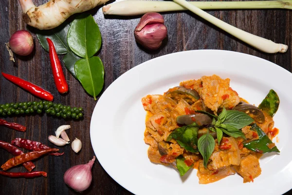 Kırmızı köri ile kızarmış domuz göbeği karıştırın