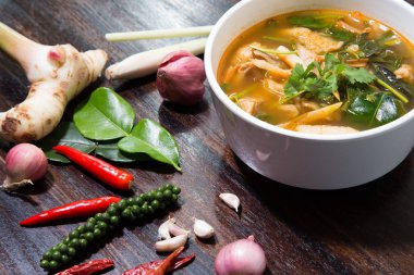 sıcak ve baharatlı domuz kemik demirhindi ve Tay otlar çorba kase üzerinde