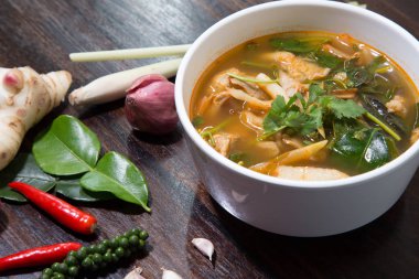 sıcak ve baharatlı domuz kemik demirhindi ve Tay otlar çorba kase üzerinde