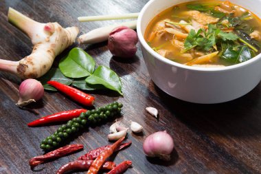 sıcak ve baharatlı domuz kemik demirhindi ve Tay otlar çorba kase üzerinde