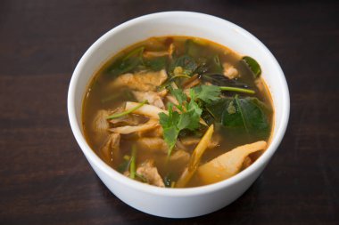 sıcak ve baharatlı domuz kemik demirhindi ve Tay otlar çorba kase üzerinde