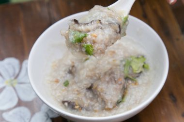 kase kıyılmış domuz eti ile pirinç çorbası