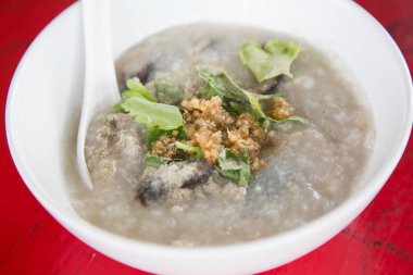 kase kıyılmış domuz eti ile pirinç çorbası