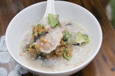 kase kıyılmış domuz eti ile pirinç çorbası