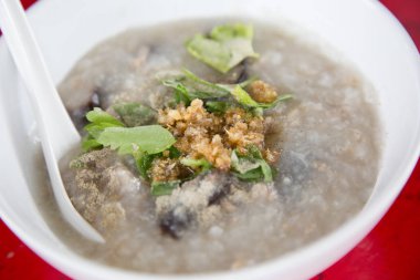 kase kıyılmış domuz eti ile pirinç çorbası