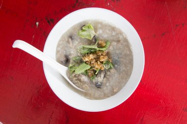 kase kıyılmış domuz eti ile pirinç çorbası