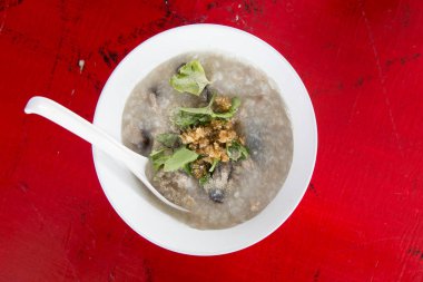 kase kıyılmış domuz eti ile pirinç çorbası