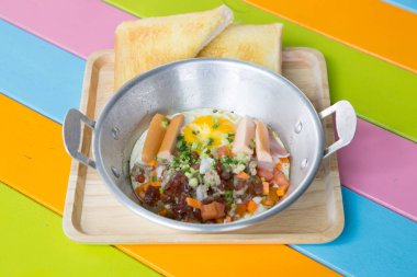 Tay Tava kızarmış yumurta. Kızarmış yumurta kabuklarından çıkarılır ve bir tavaya yerleştirilir bir veya daha fazla yumurta dan yapılan pişmiş bir yemek, genellikle sarısı kırmadan.