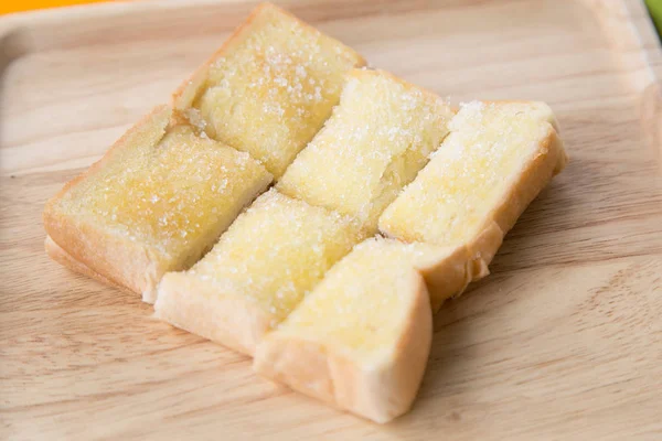 Pan Tostado Con Mantequilla Azúcar Bandeja Madera Con Fondo Mesa — Foto de Stock