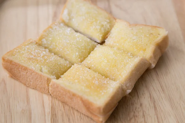 Rostat Bröd Med Smör Och Socker Träbricka Med Bordsunderlägg — Stockfoto