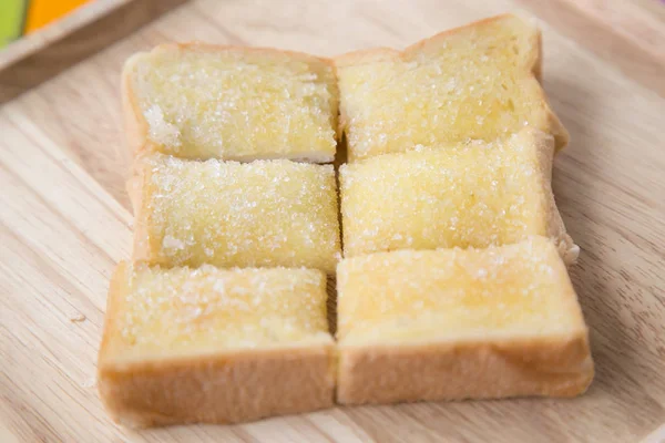 Rostat Bröd Med Smör Och Socker Träbricka Med Bordsunderlägg — Stockfoto