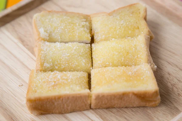 Rostat Bröd Med Smör Och Socker Träbricka Med Bordsunderlägg — Stockfoto