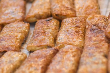 Kızarmış tofu yemek sağlıklı ve lezzetli.