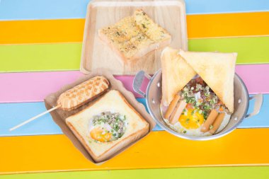 Kızarmış yumurta ve sarımsak Ekmek ile Izgara ekmek ile Sosis waffle.