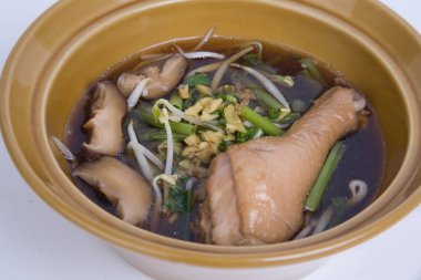 Kızarmış tavuk çorbası Tay tarzında.