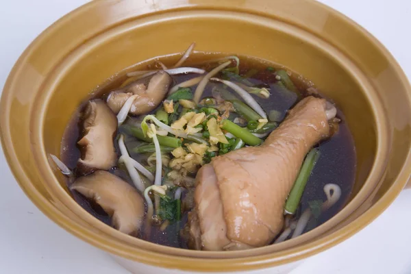 Duszony kurczak makaron zupy stylu tajskim. — Zdjęcie stockowe