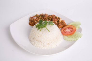 Larb Kai, biber ile kavrulmuş tavuk Tay mutfağı baharatlı salata
