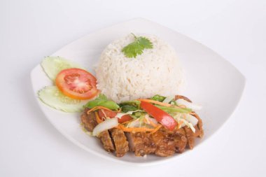 Baharatlı Soslu Pilavlı Tavuk Salatası