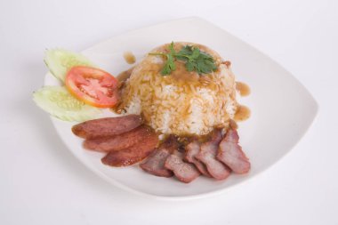 Soslu ve pirinçli ızgara kırmızı domuz eti.