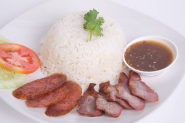 Soslu ve pirinçli ızgara kırmızı domuz eti.