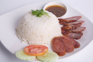 Soslu ve pirinçli ızgara kırmızı domuz eti.