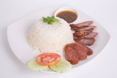 Soslu ve pirinçli ızgara kırmızı domuz eti.