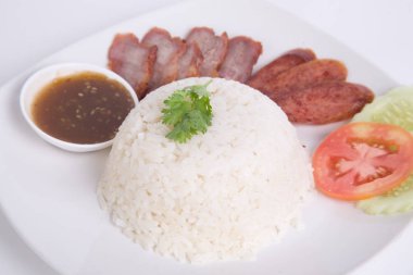 Soslu ve pirinçli ızgara kırmızı domuz eti.