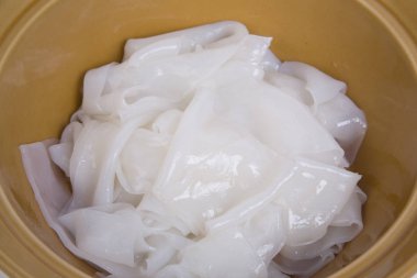 Beyaz arka plan üzerinde geniş düz pirinç erişte veya Düz pirinç erişte